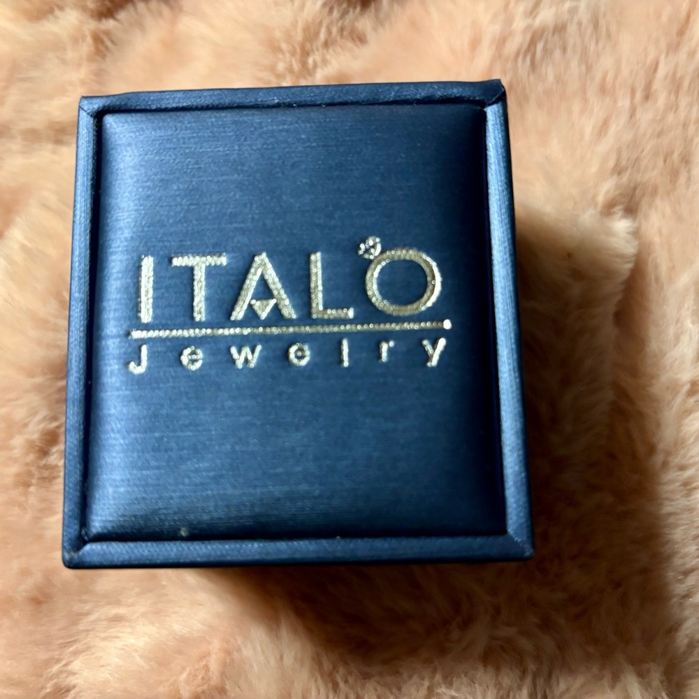 Itola Jewelry Champagne Ring Size 7 BRAND NEW NEVER WORN…. - Picture 7 of 8